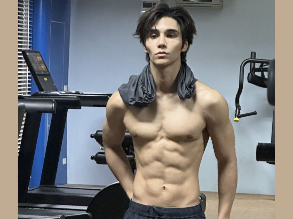 Jeff Satur’s new shirtless gym selfie has internet on fire